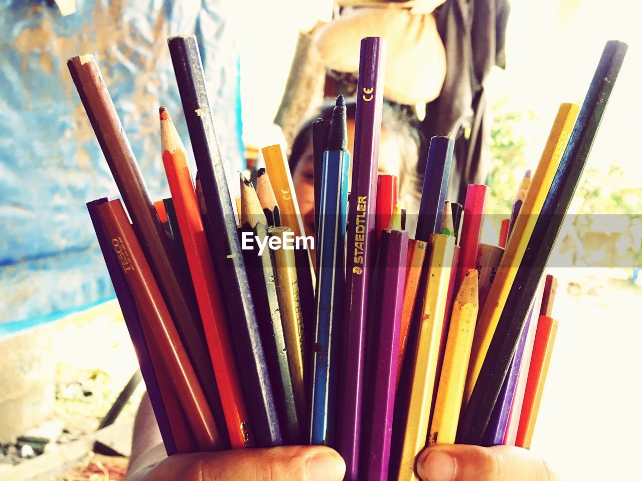 CLOSE-UP VIEW OF MULTI COLORED PENCILS