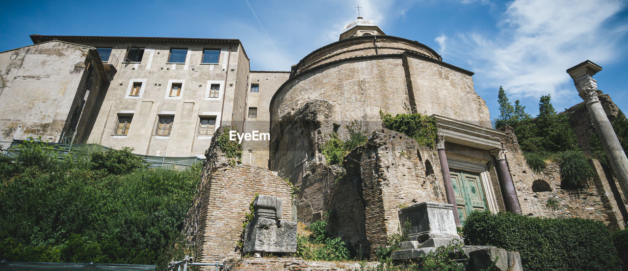 LOW ANGLE VIEW OF HISTORICAL BUILDING AGAINST SKY