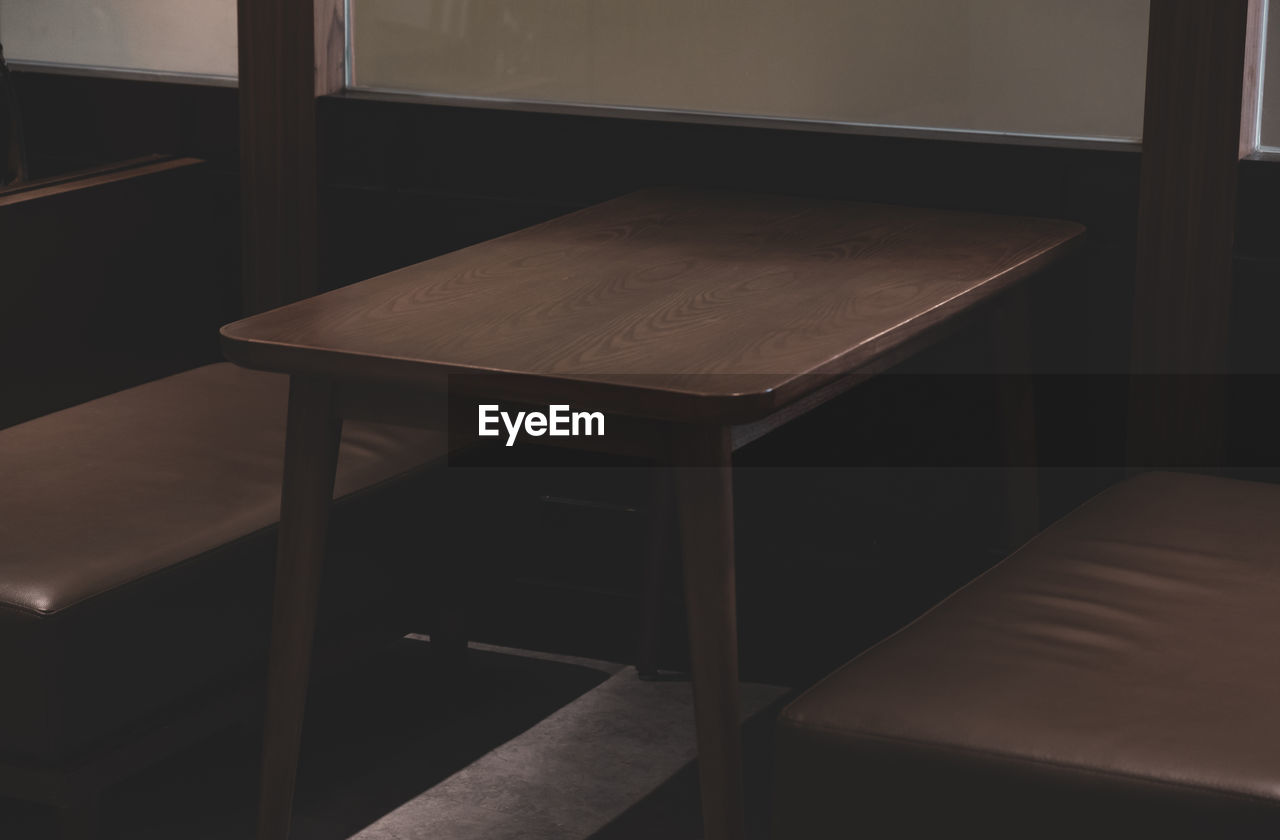 HIGH ANGLE VIEW OF EMPTY CHAIRS AT TABLE