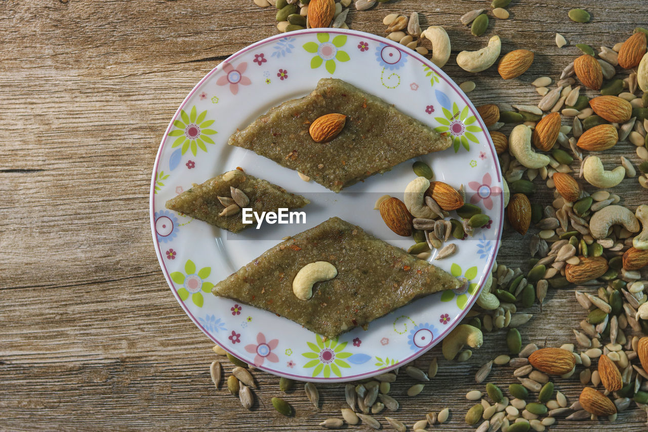 HIGH ANGLE VIEW OF COOKIES IN PLATE ON TABLE