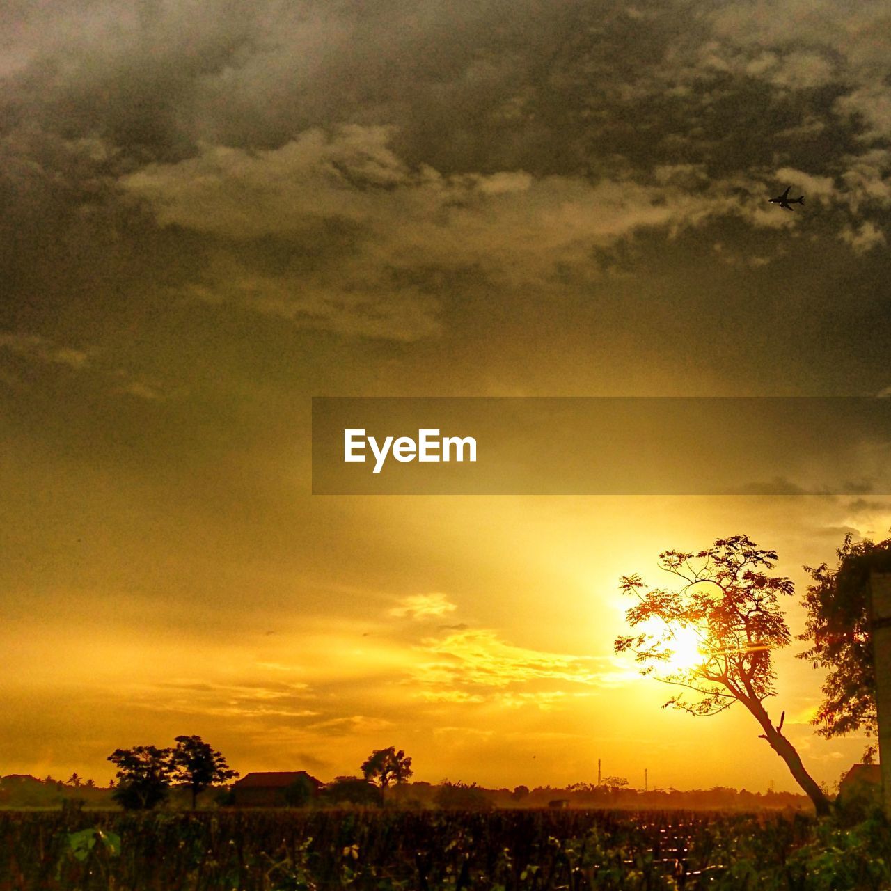 SCENIC VIEW OF SILHOUETTE FIELD AGAINST SKY DURING SUNSET