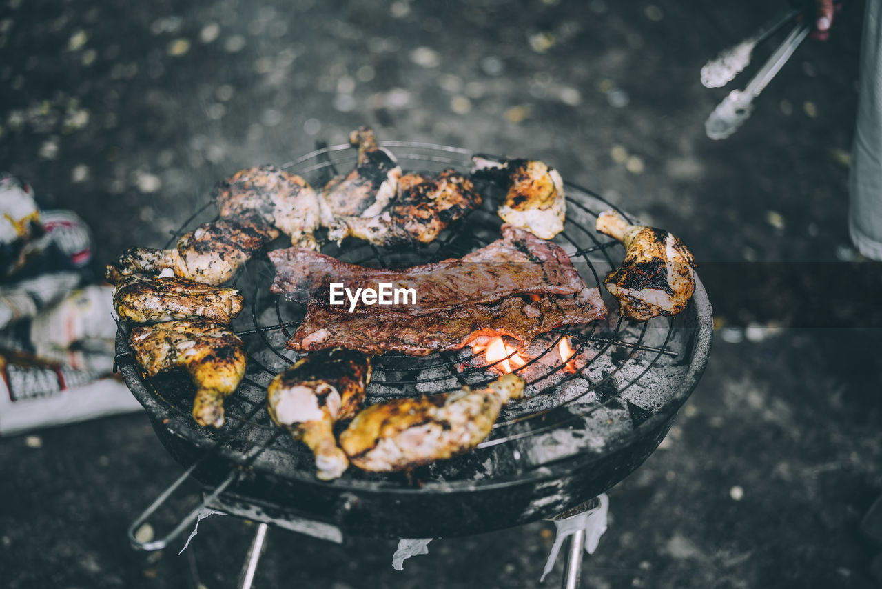 CLOSE-UP OF SAUSAGES ON BARBECUE GRILL