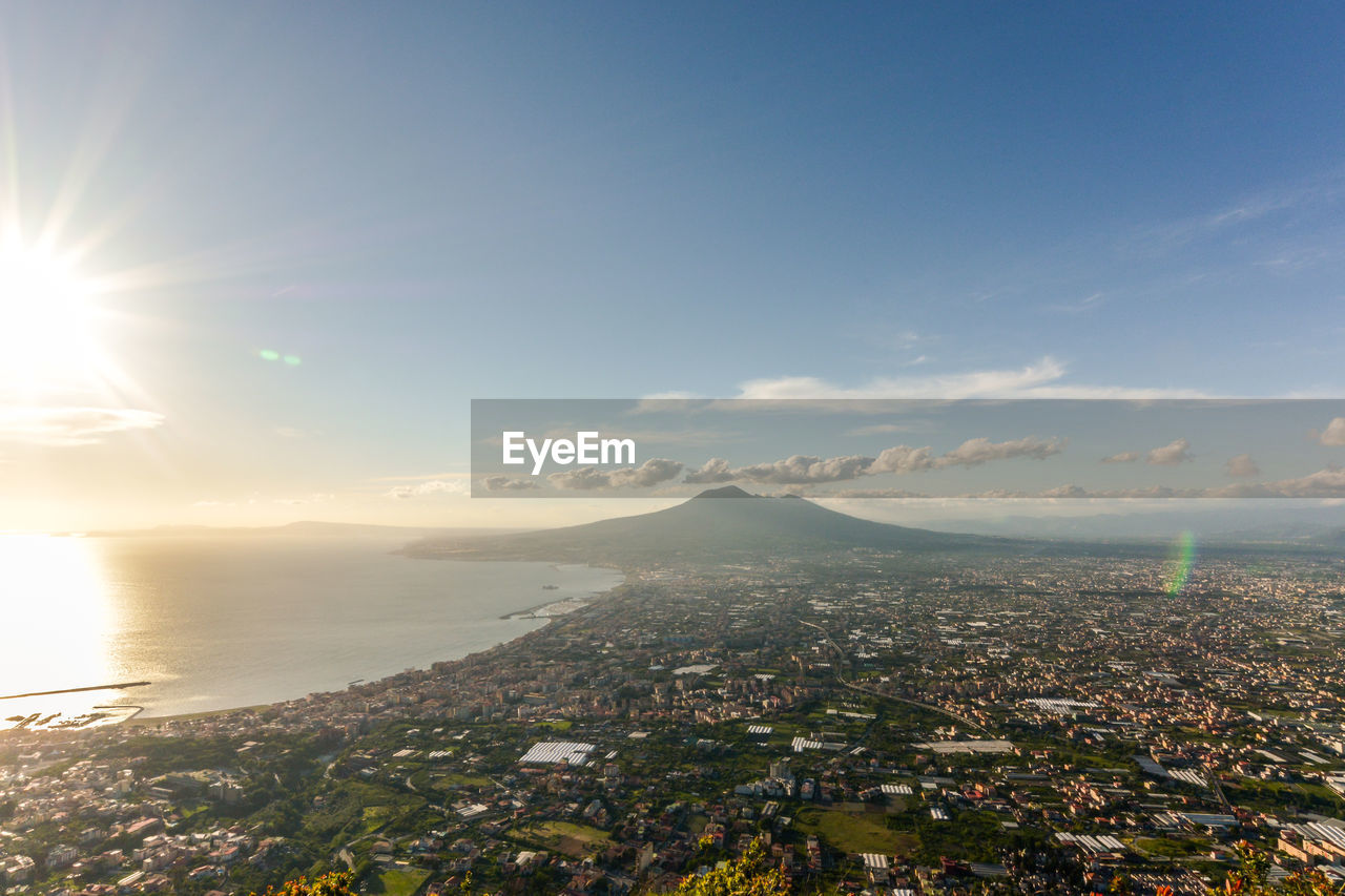 AERIAL VIEW OF CITY BY SEA AGAINST SKY
