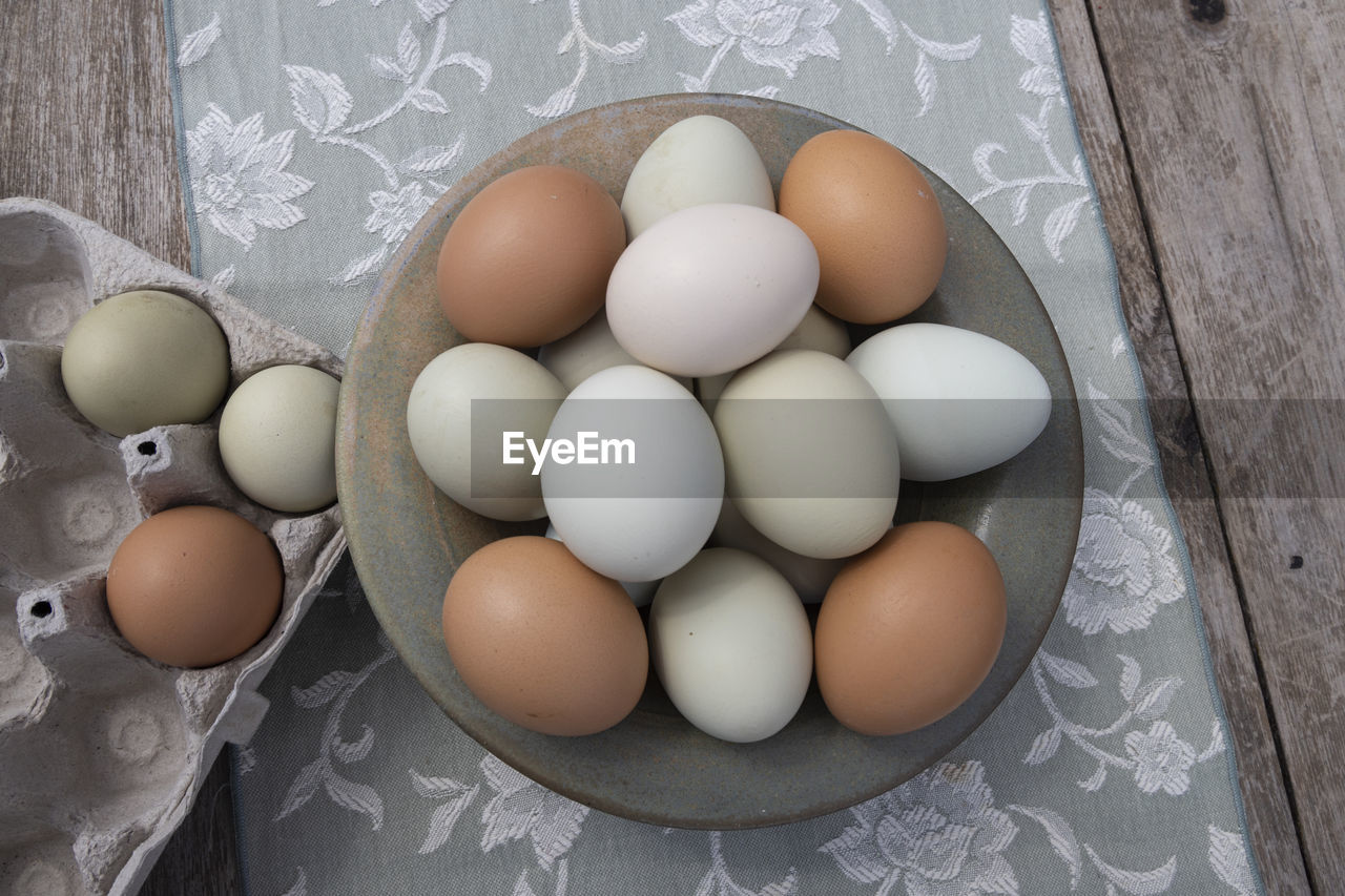 egg, food, food and drink, fragility, wellbeing, freshness, raw food, healthy eating, animal egg, egg carton, no people, indoors, brown, high angle view, still life, group of objects, organic, studio shot, nature, shell, ingredient, directly above, protein, large group of objects