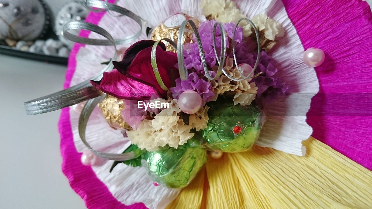 CLOSE-UP OF PURPLE FLOWERS ON TABLE