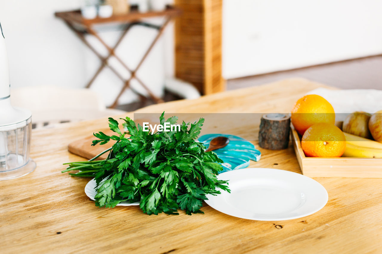 HIGH ANGLE VIEW OF VEGETABLES IN PLATE ON TABLE