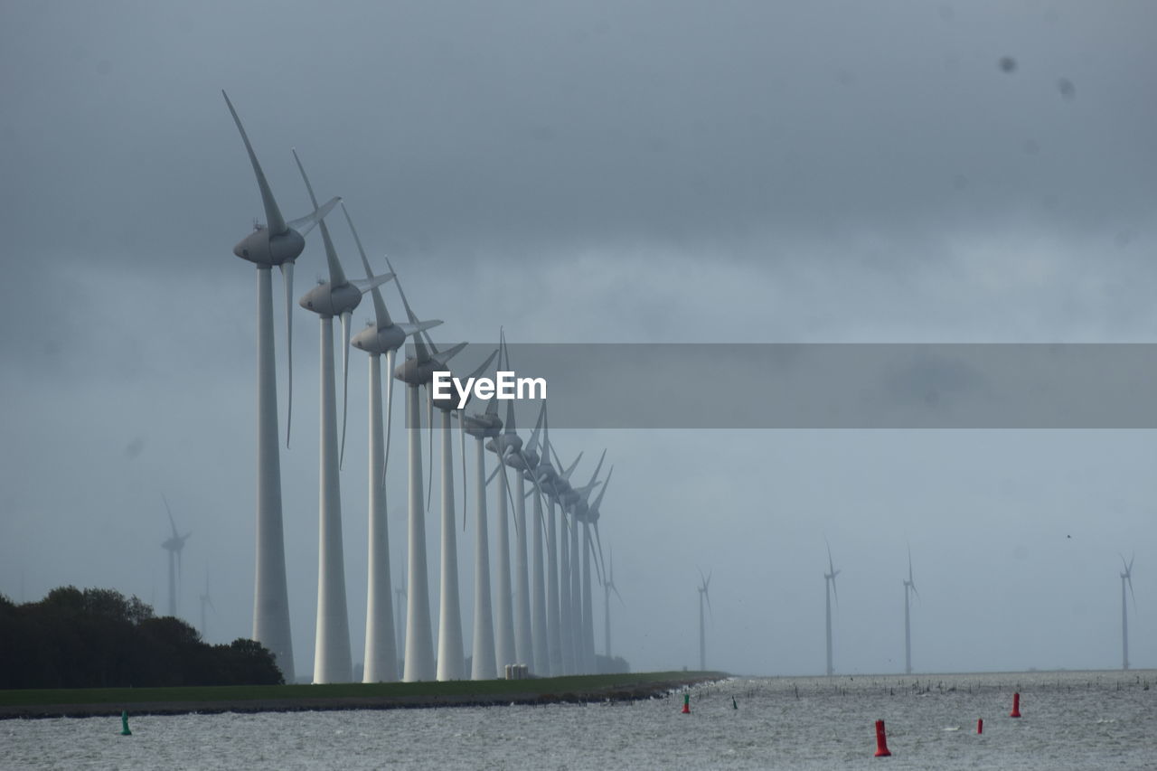 SHIP IN SEA AGAINST SKY