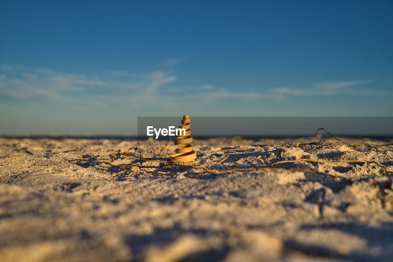 CLOSE-UP OF STONES ON SAND