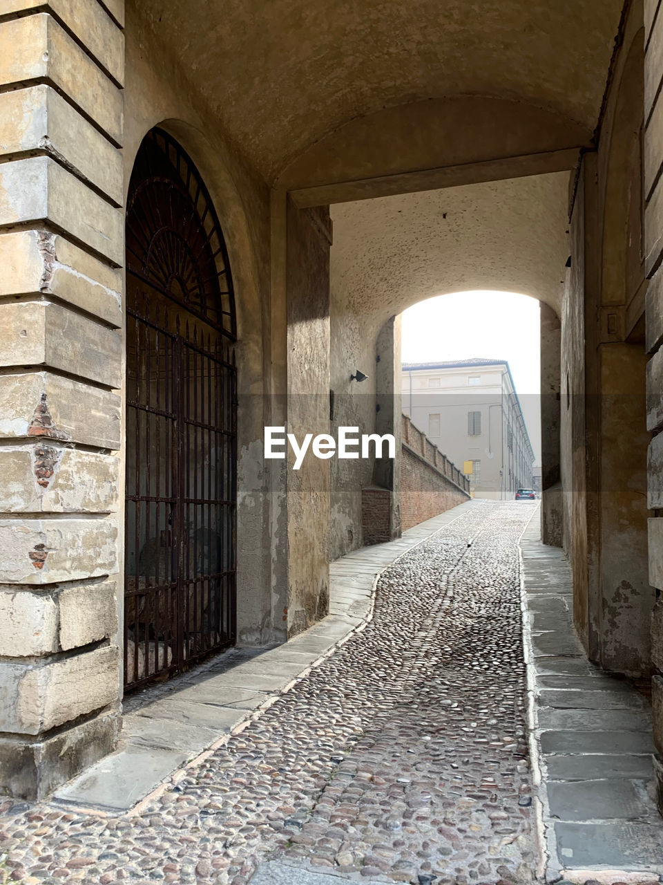 EMPTY ALLEY AMIDST BUILDINGS IN CITY