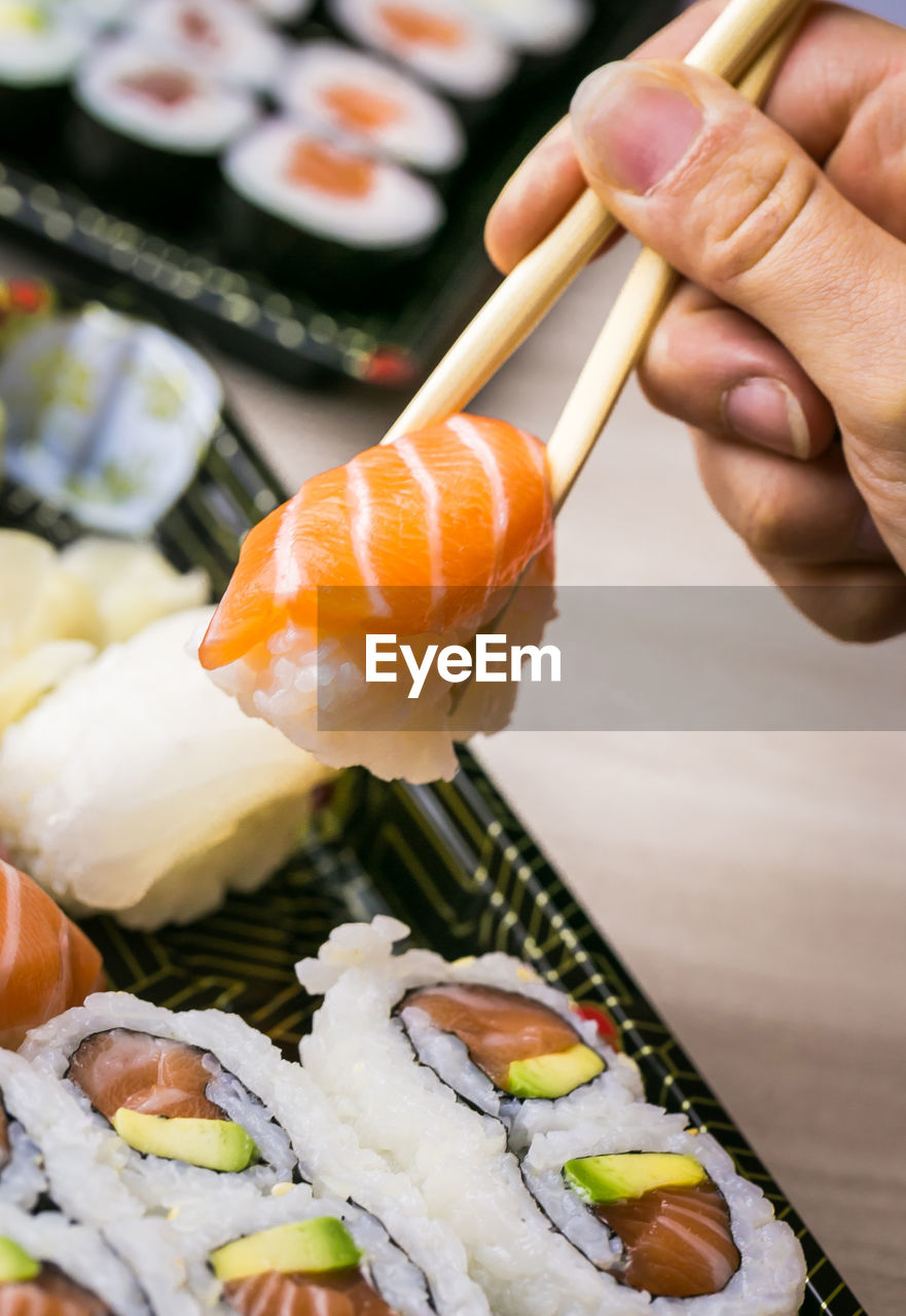 CLOSE-UP OF A SUSHI IN A PLATE