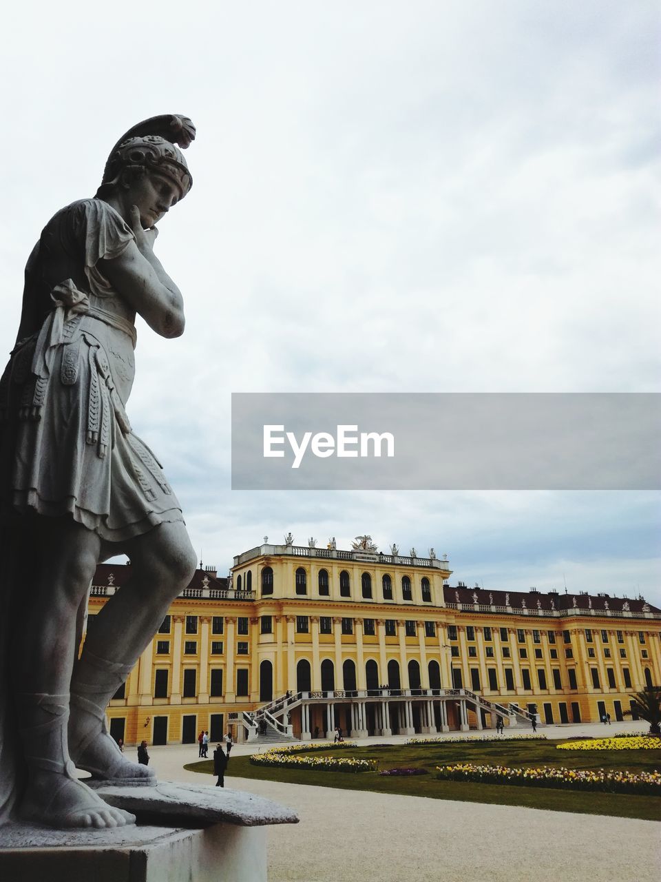 LOW ANGLE VIEW OF STATUE IN CITY