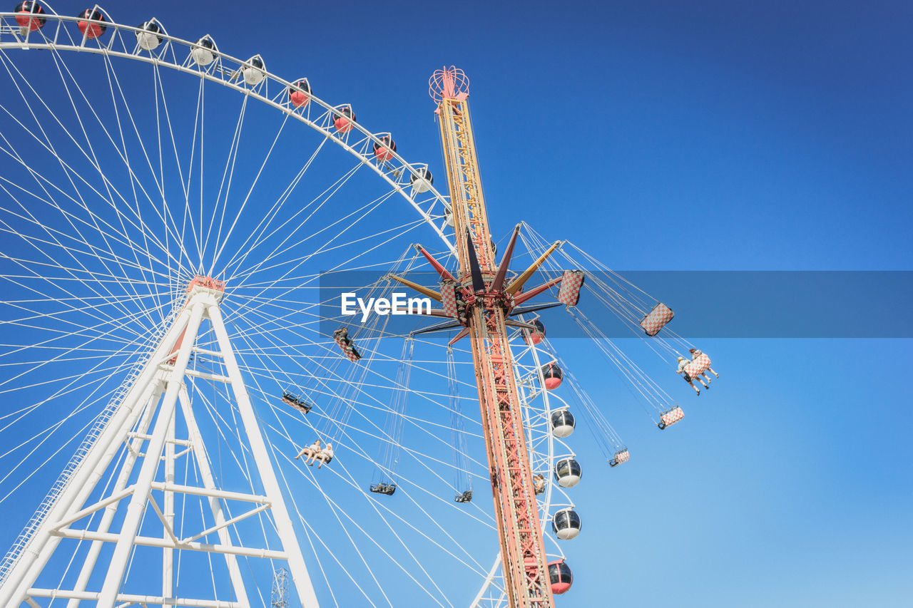 LOW ANGLE VIEW OF FERRIS WHEEL AGAINST CLEAR SKY