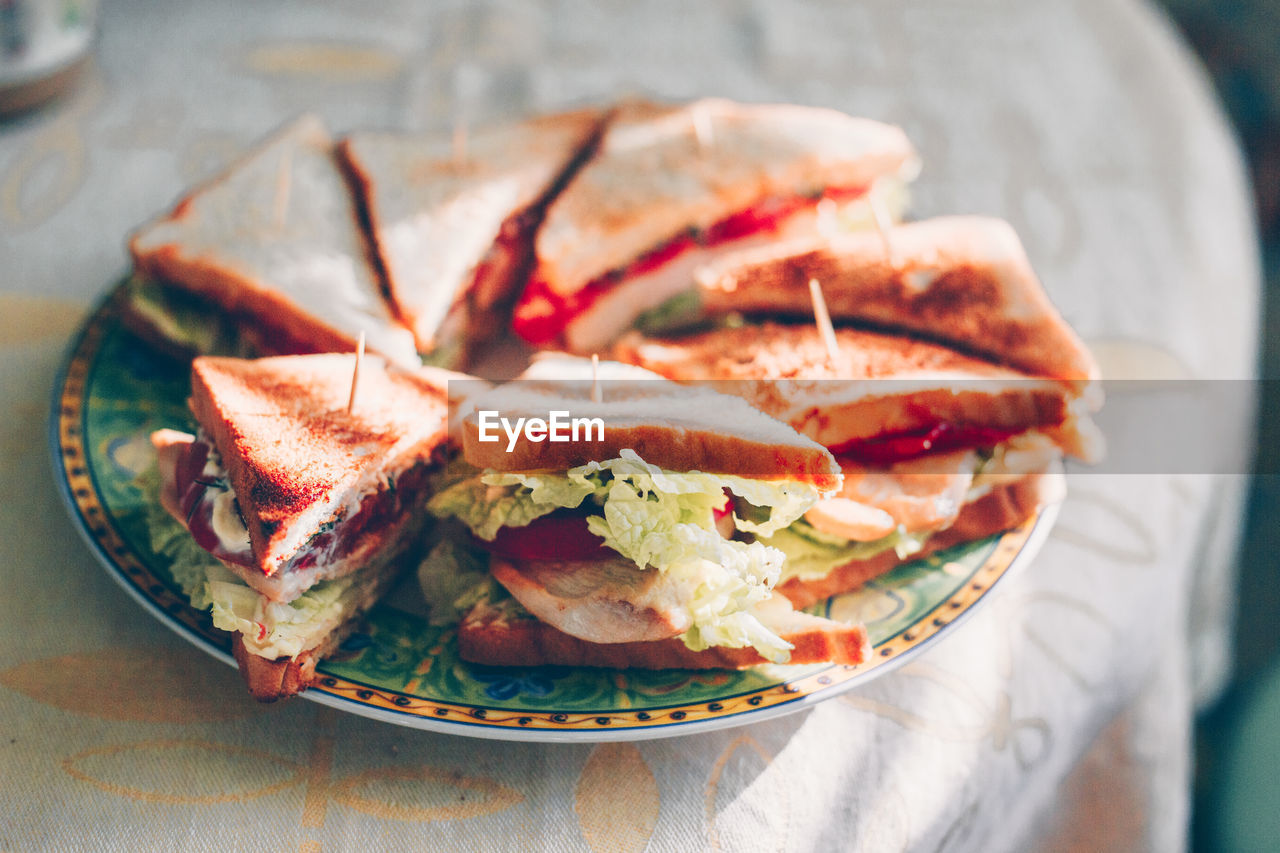 CLOSE-UP OF SANDWICH SERVED IN PLATE