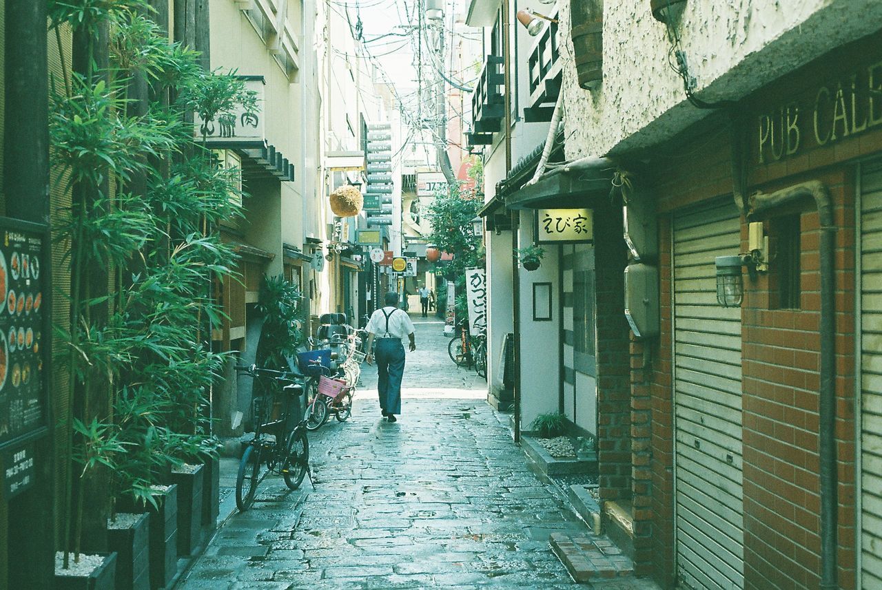 NARROW ALLEY IN CITY