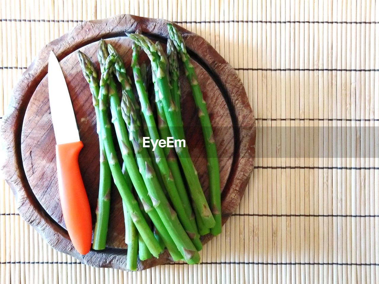 HIGH ANGLE VIEW OF VEGETABLE ON TABLE