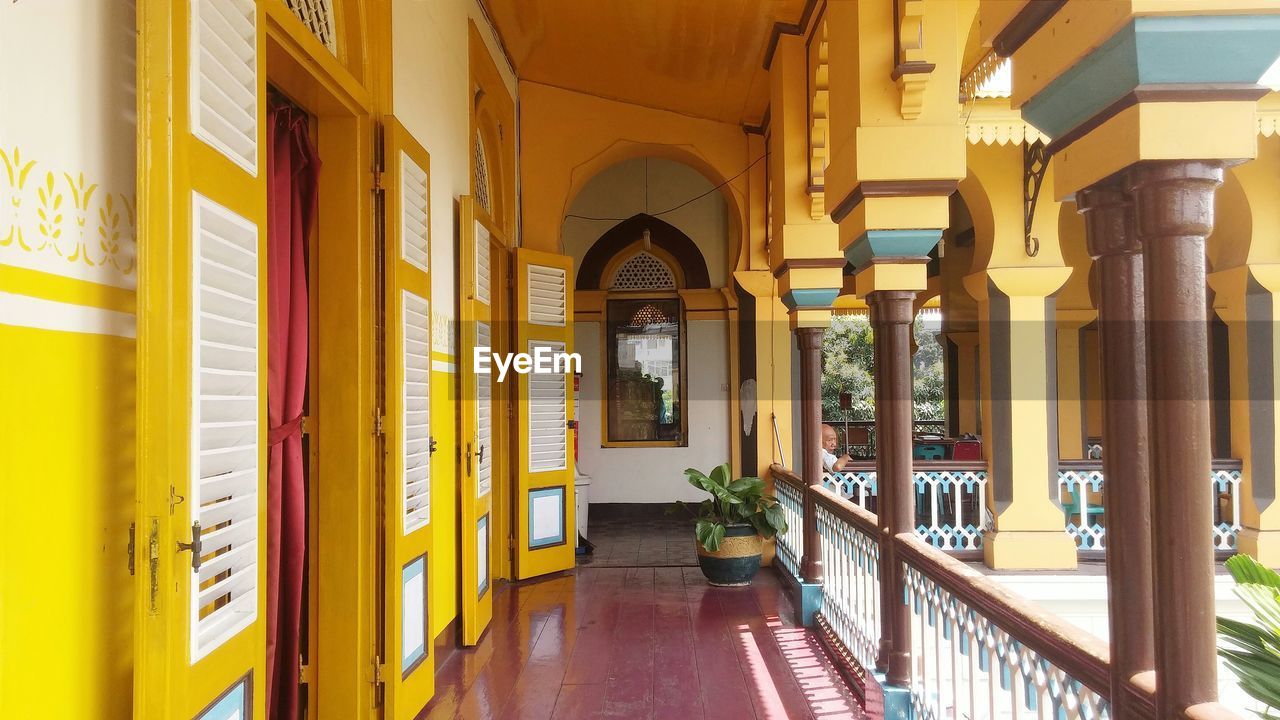 CORRIDOR OF BUILDING WITH COLUMNS IN FOREGROUND