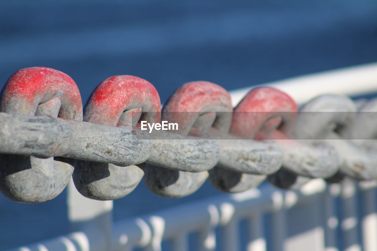 CLOSE-UP OF RUSTY METAL RAILING