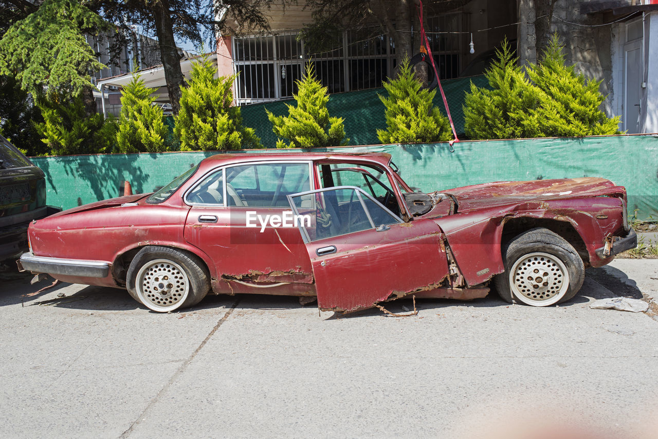 VINTAGE CAR ON ROAD