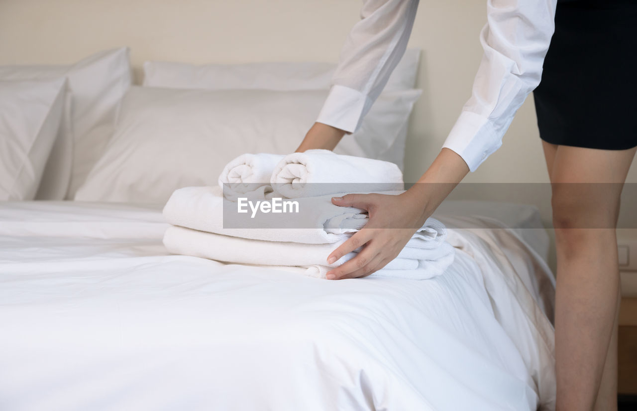 MIDSECTION OF WOMAN LYING IN BED