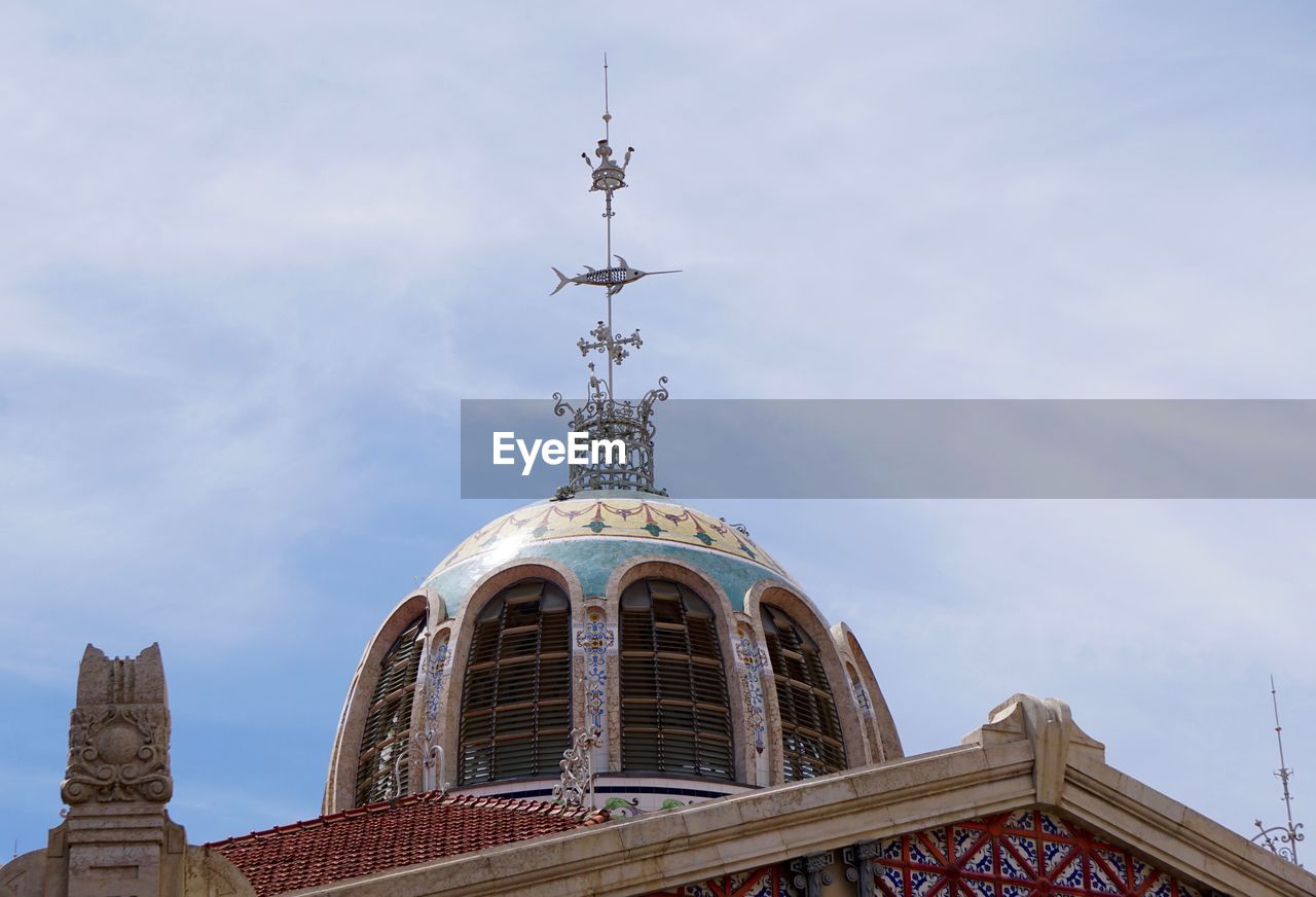 LOW ANGLE VIEW OF STATUES AGAINST SKY