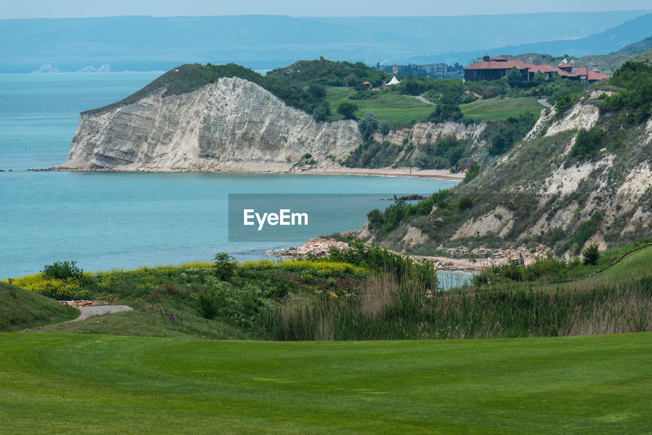 SCENIC VIEW OF SEA AND MOUNTAIN AGAINST SKY