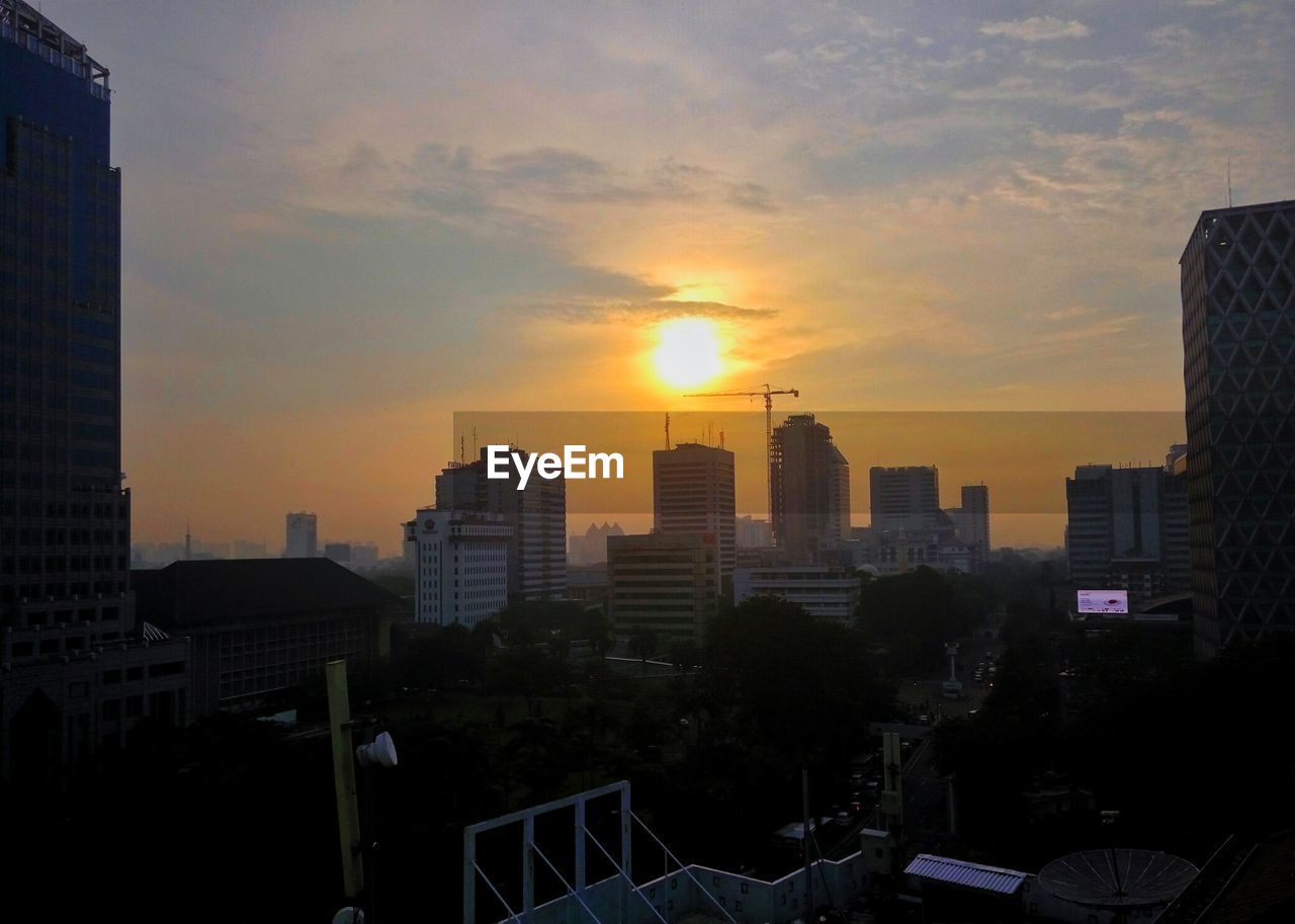 VIEW OF MODERN BUILDINGS AT SUNSET