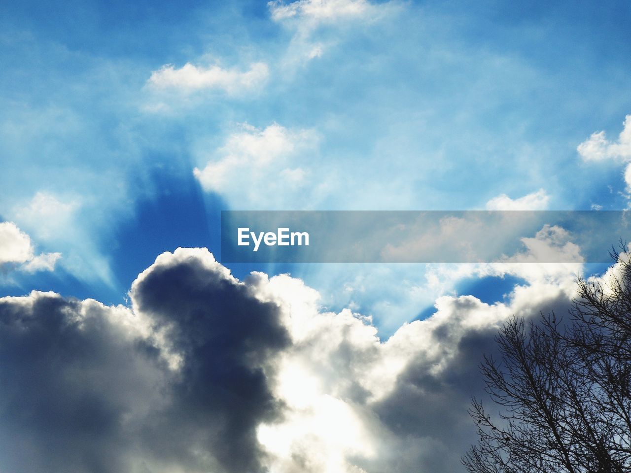 LOW ANGLE VIEW OF CLOUDSCAPE