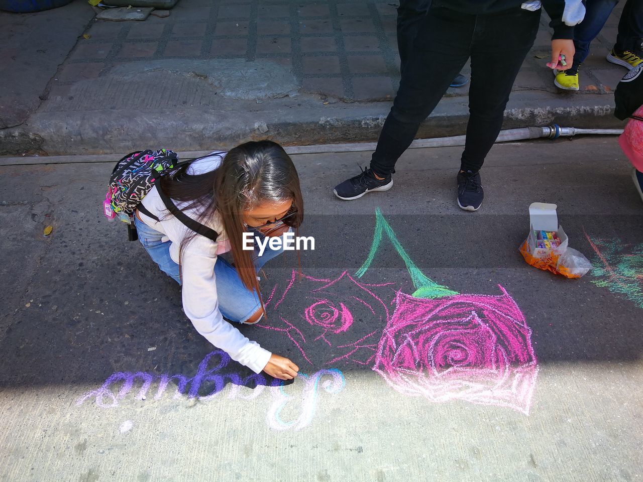 HIGH ANGLE VIEW OF GIRL AND PEOPLE ON STREET