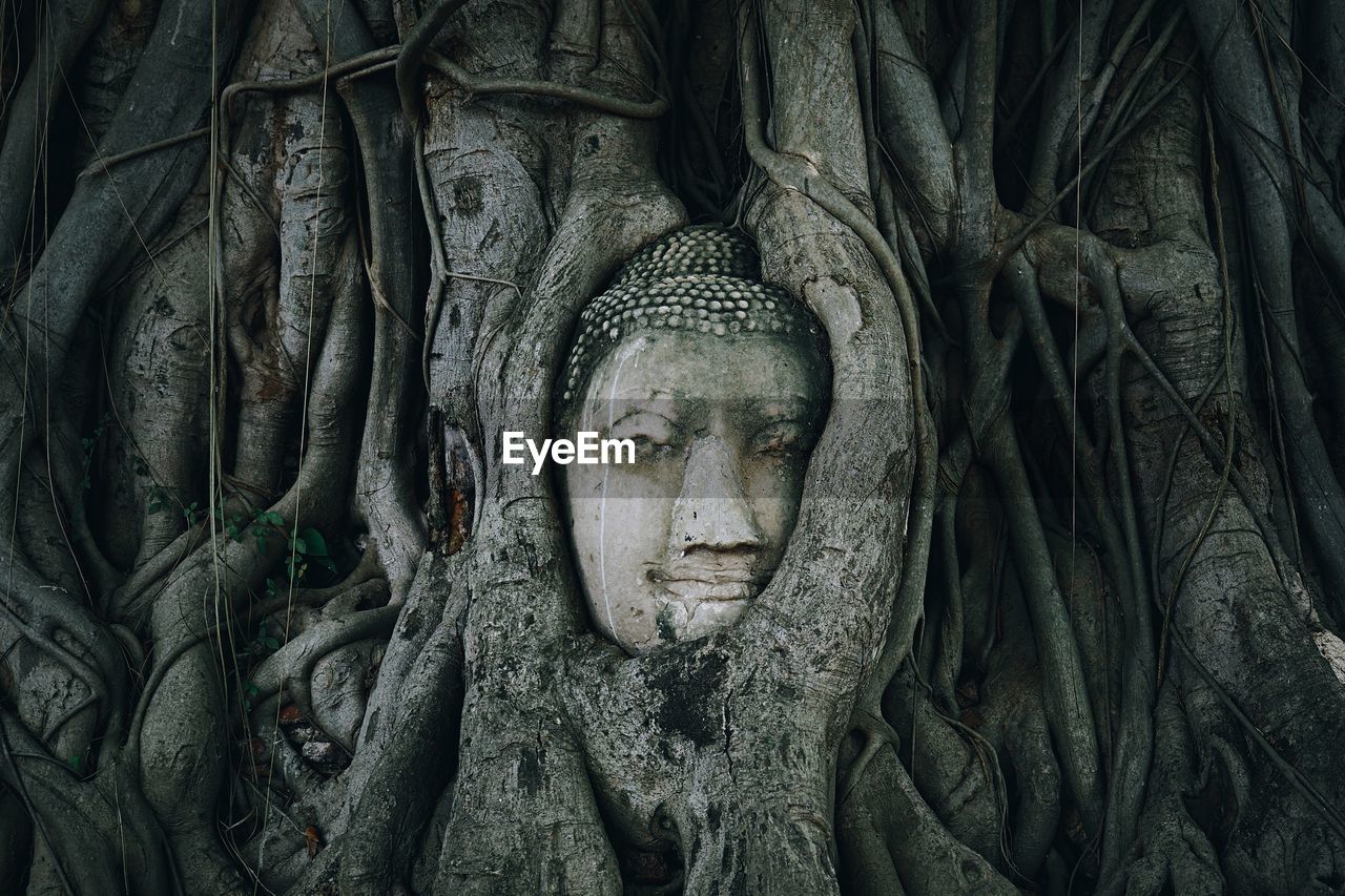 SCULPTURE OF BUDDHA STATUE OUTSIDE TEMPLE