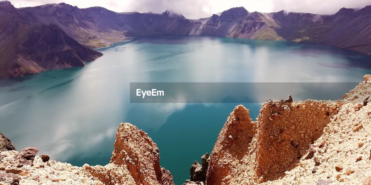 PANORAMIC VIEW OF LAKE AGAINST SKY