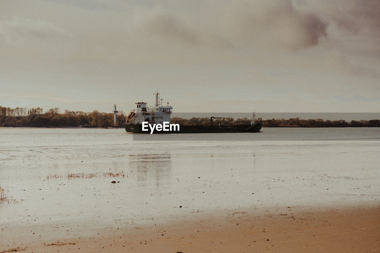 VIEW OF SHIP SAILING ON SEA AGAINST SKY