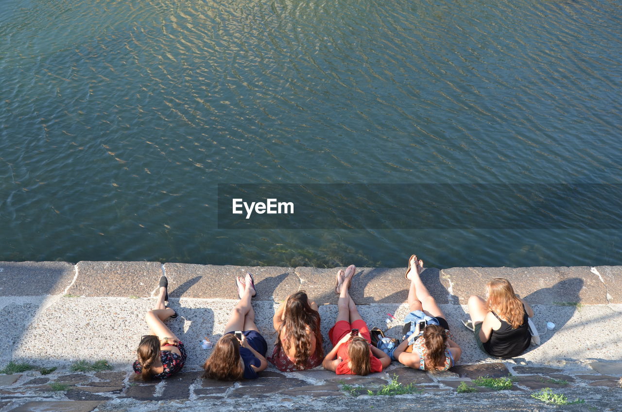 HIGH ANGLE VIEW OF BIRDS SWIMMING ON LAKE