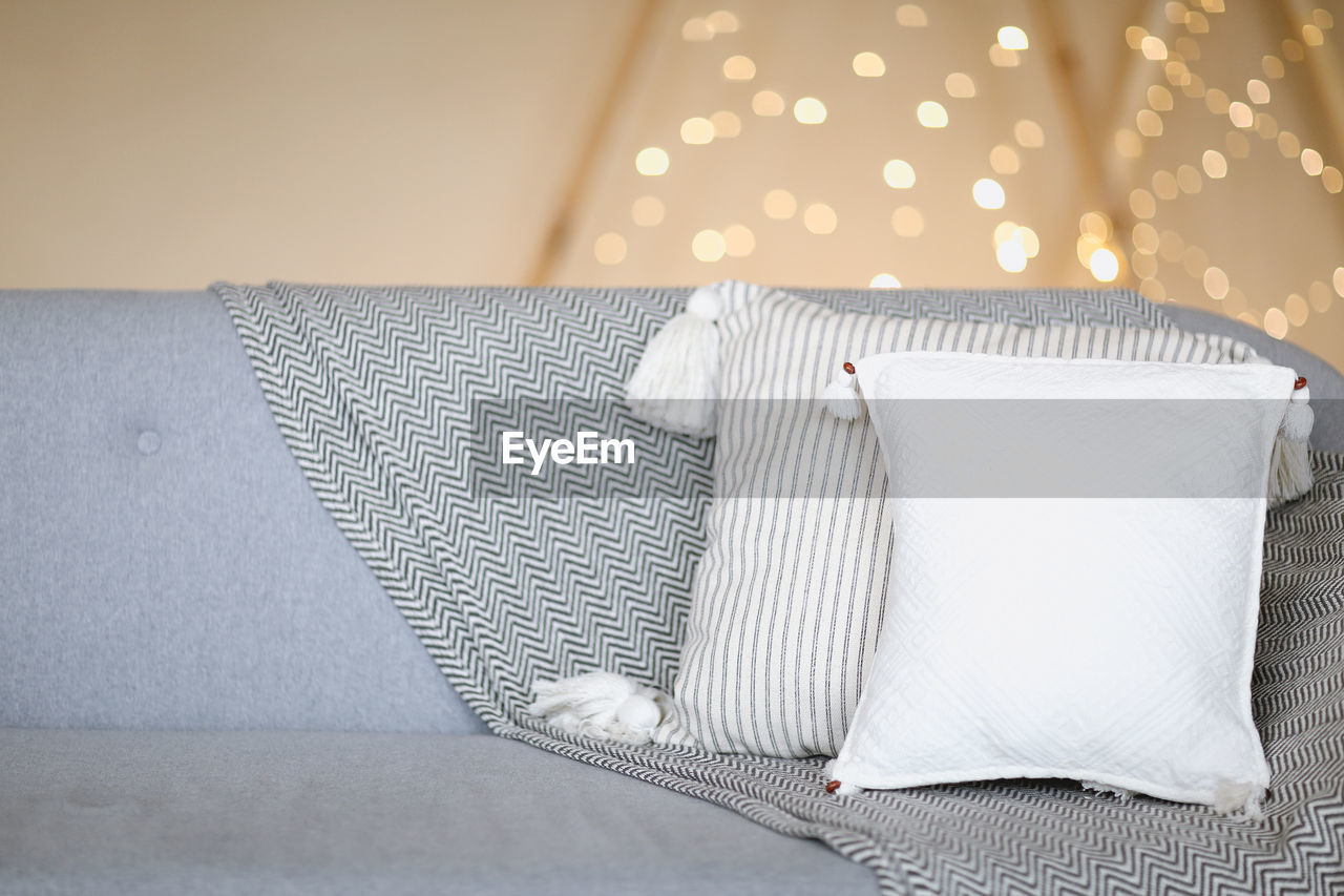 HIGH ANGLE VIEW OF BED IN BEDROOM AT HOME