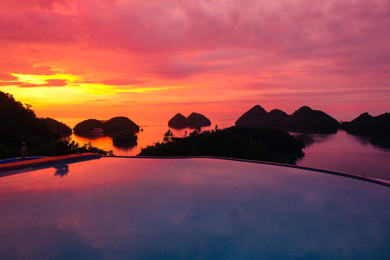 SCENIC VIEW OF SEA AGAINST SKY AT SUNSET