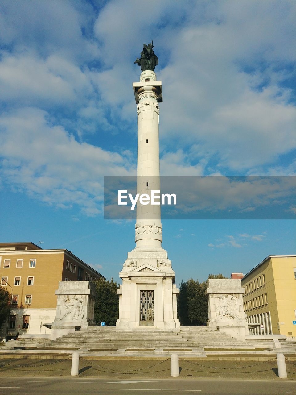 LOW ANGLE VIEW OF STATUE AGAINST SKY