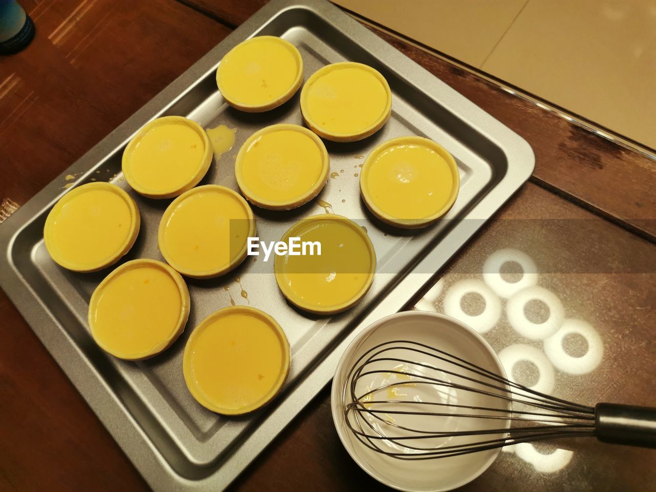 HIGH ANGLE VIEW OF BREAKFAST ON TABLE AT KITCHEN