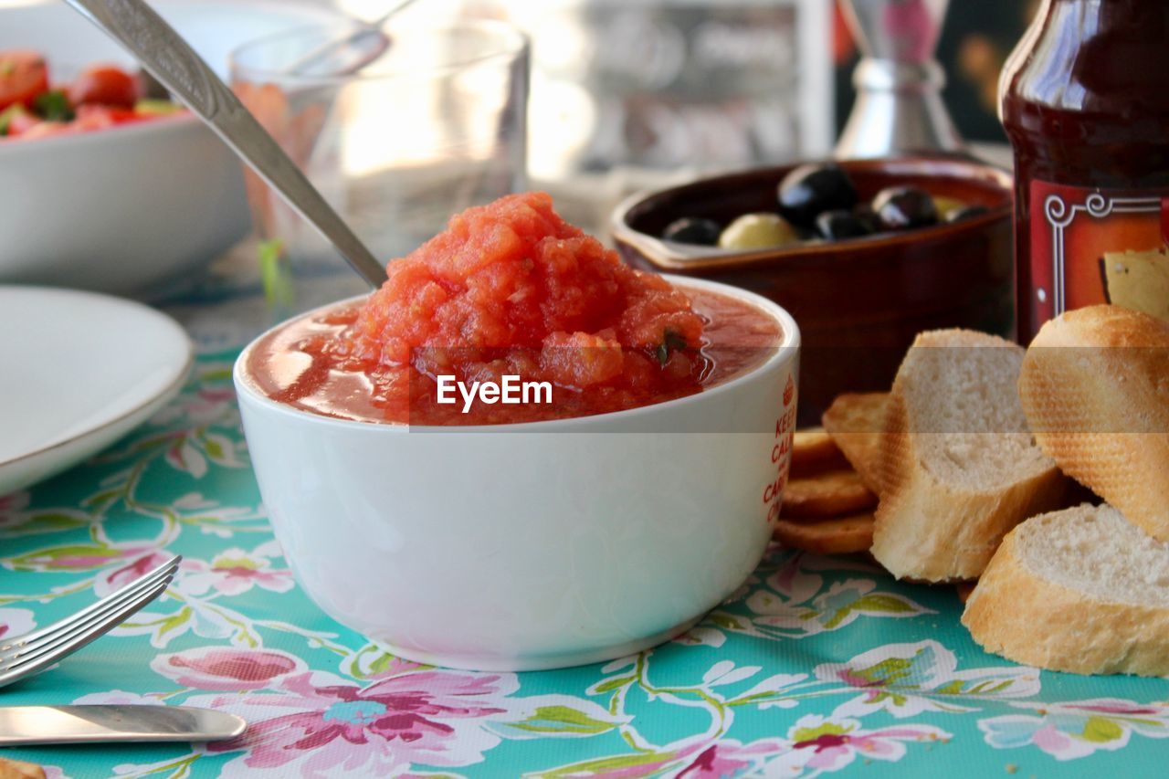 CLOSE-UP OF FOOD IN BOWL