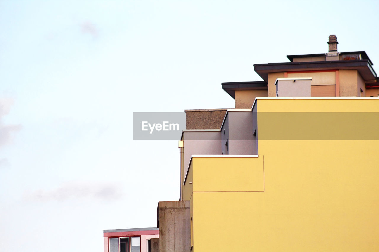 LOW ANGLE VIEW OF HOUSE AGAINST SKY