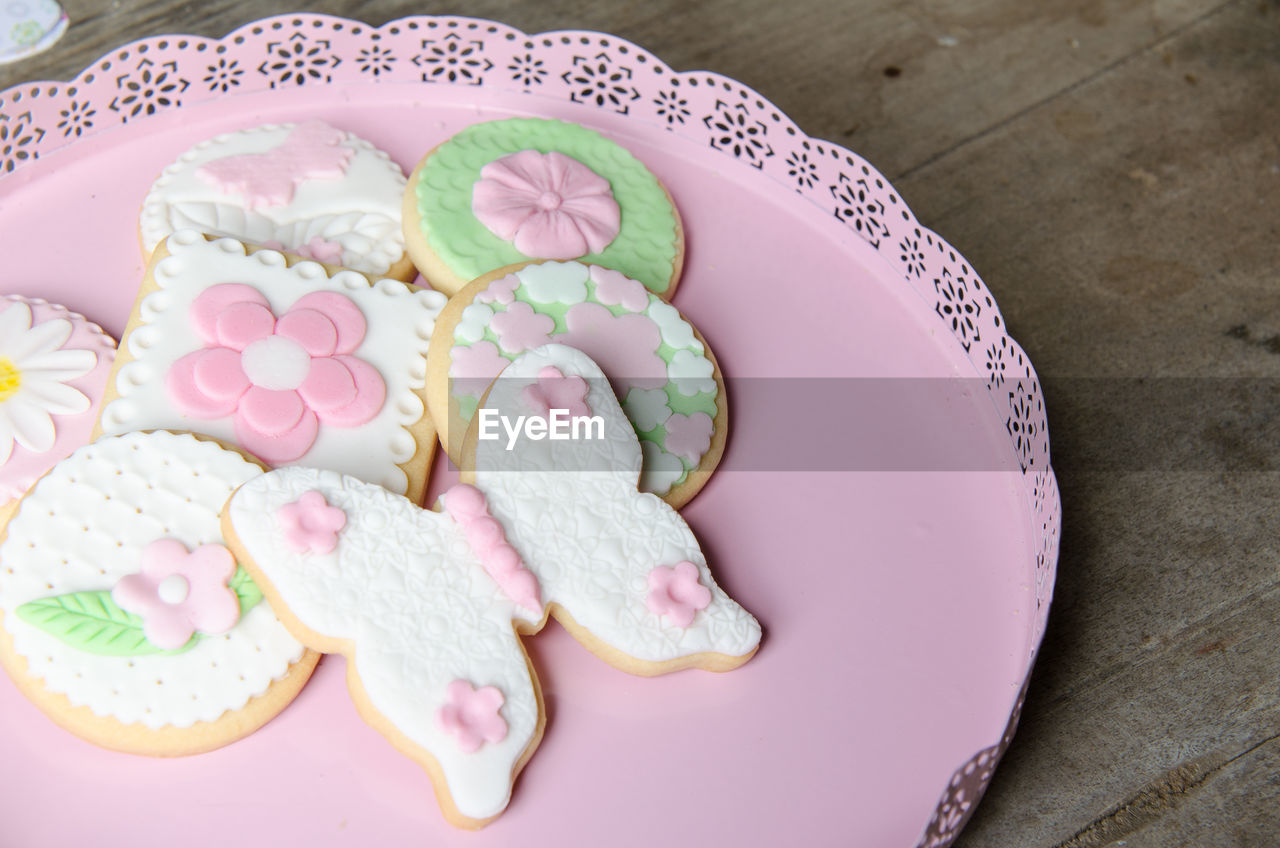 HIGH ANGLE VIEW OF DESSERT IN PLATE