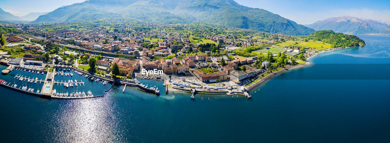 HIGH ANGLE VIEW OF TOWN AT SEA