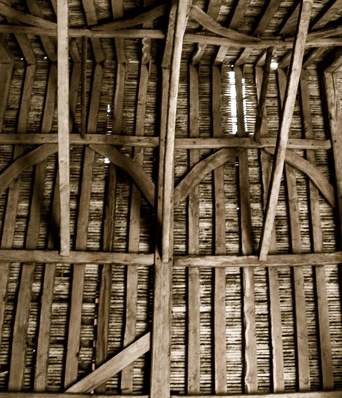 LOW ANGLE VIEW OF CEILING