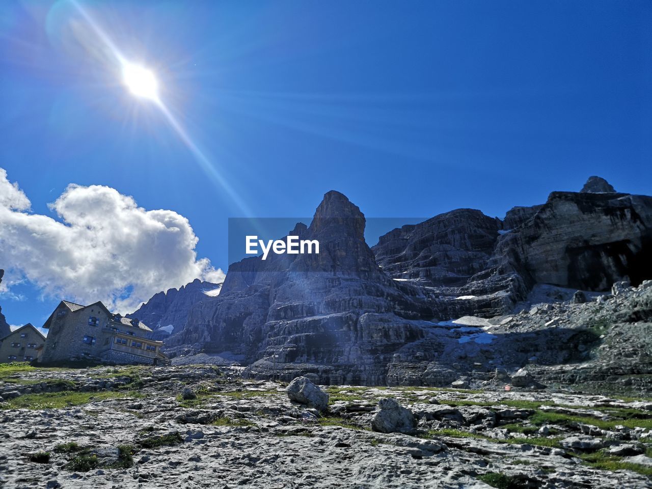 SCENIC VIEW OF ROCKY MOUNTAINS AGAINST BLUE SKY