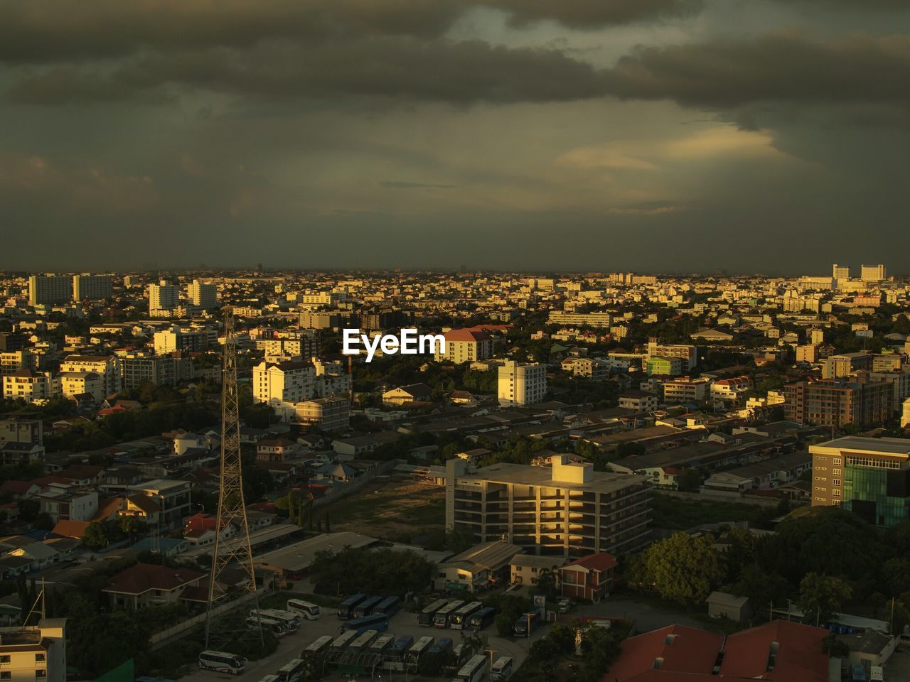 HIGH ANGLE VIEW OF CITYSCAPE AGAINST CLOUDY SKY