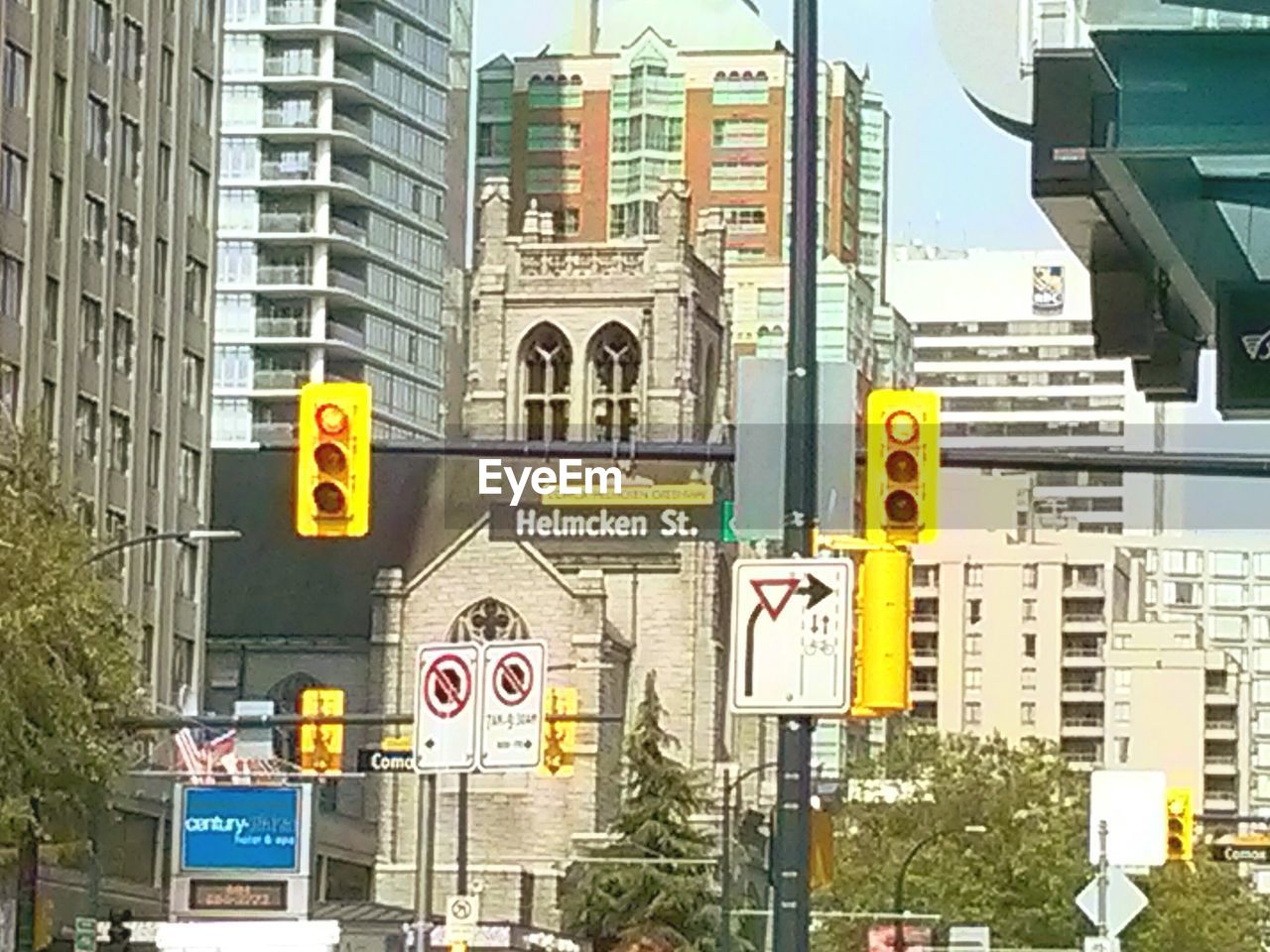 LOW ANGLE VIEW OF BUILDINGS IN CITY