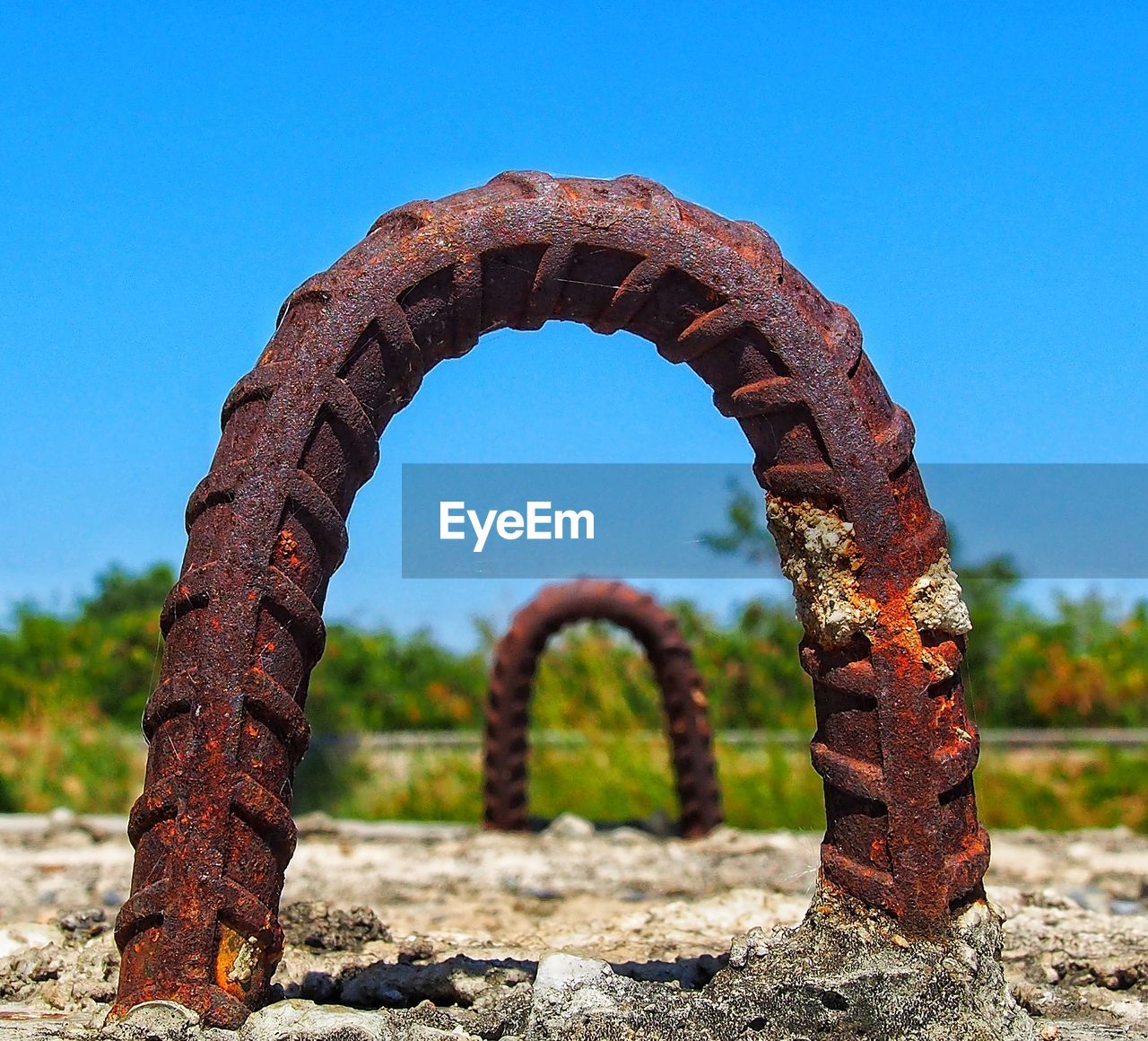 CLOSE-UP OF RUSTY METAL AGAINST SKY