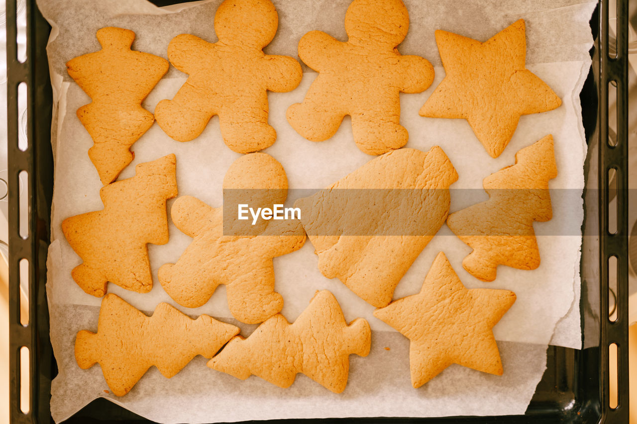 HIGH ANGLE VIEW OF COOKIES IN PAPER