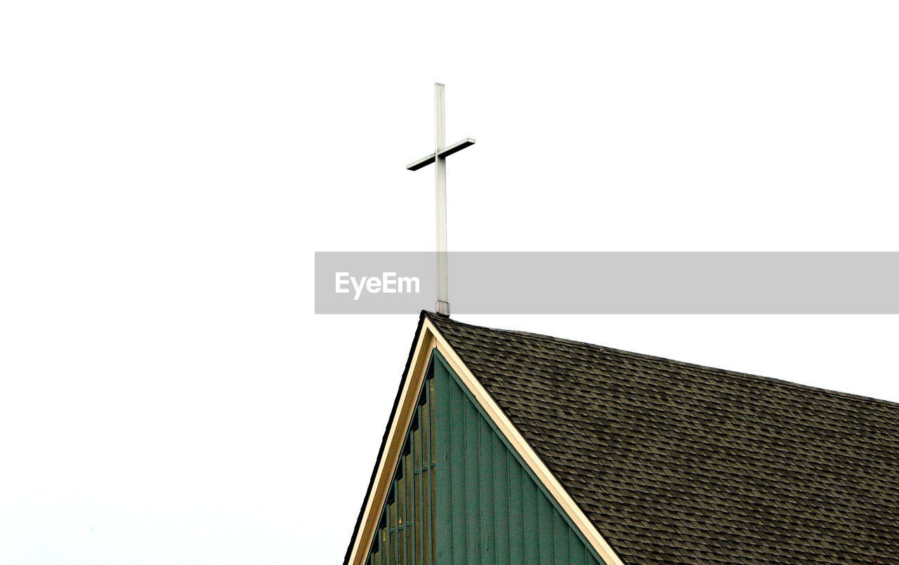 LOW ANGLE VIEW OF ROOF AND BUILDING AGAINST SKY