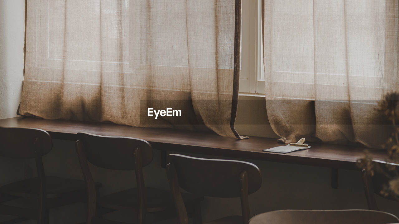 empty chairs in row
