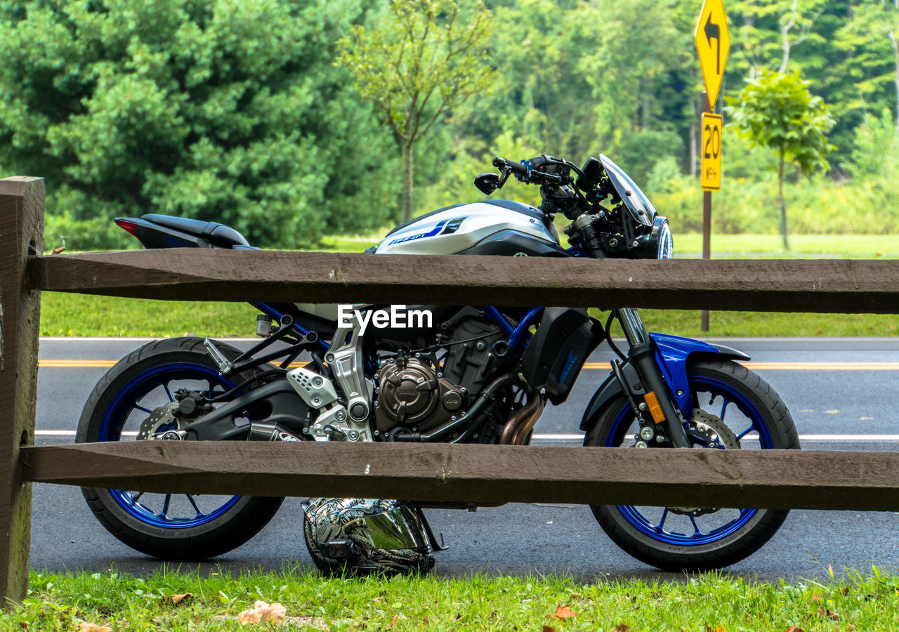 SIDE VIEW OF MOTORCYCLE ON ROAD