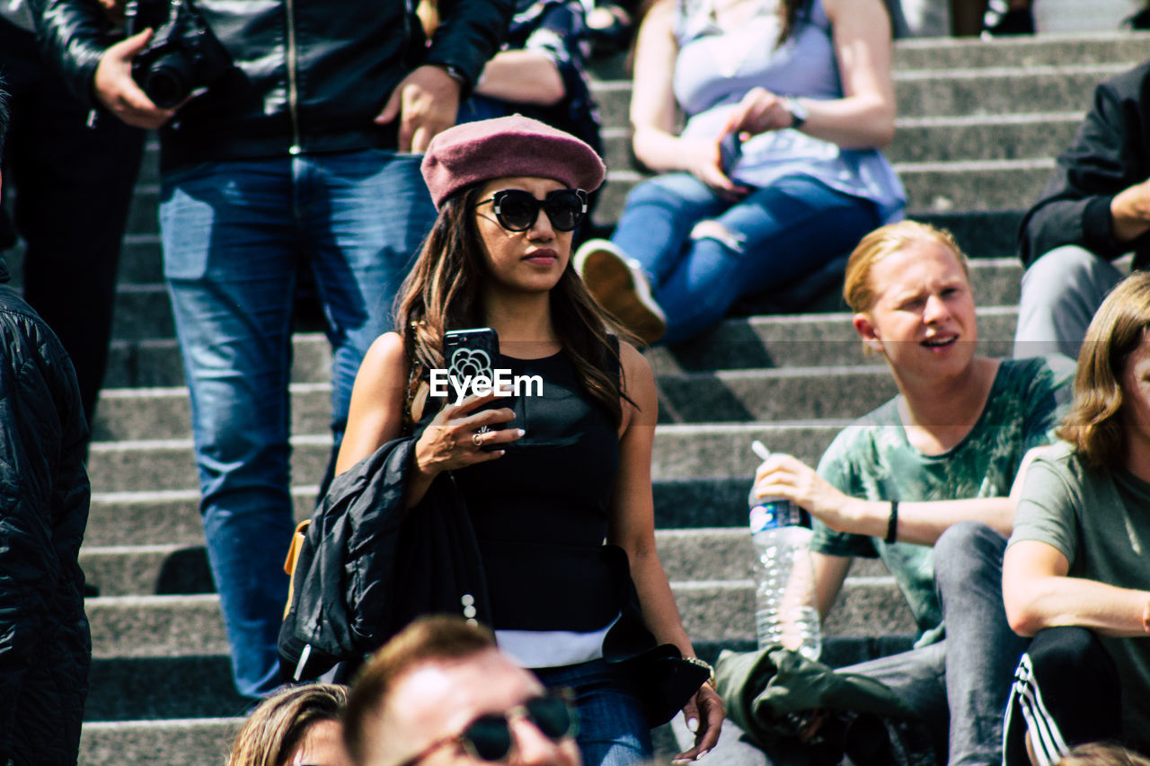 GROUP OF PEOPLE ENJOYING MUSIC AT CONCERT